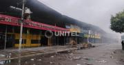Pese al intenso trabajo y la lluvia, aún hay sectores con fuego dentro de la feria Barrio Lindo