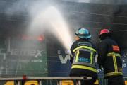 Más de 24 horas después, el fuego aún persiste en Barrio Lindo