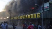 La lluvia no logra sofocar el incendio en Barrio Lindo y 15.000 familias quedan afectadas