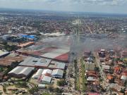Extinguen el incendio en la Feria Barrio Lindo y preparan la recuperación del sector