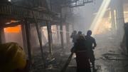 Policía alerta riesgo de derrumbe en la feria Barrio Lindo de Santa Cruz tras sofocar el fuego