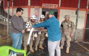 Asambleístas cruceños llevan ayuda a efectivos que resguardan los predios de la Feria Barrio Lindo