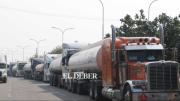 YPFB dice que hay combustible, pero no llega: filas, vehículos varados y problemas de distribución golpean al país