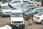 Cuidadores de autos lotean las calles, imponen tarifas y extorsionan a conductores