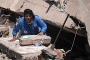Entre escombros, una madre busca a su hijo tras el terremoto que sacudió a Colombia