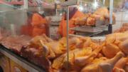 “¿Acaso el pollo es dólar?”: Comerciantes cuestionan subida del precio del pollo y piden al Gobierno controles