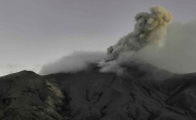 En plena emergencia por el terremoto en Colombia, el volcán Puracé emite ceniza y gases