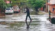 Lluvia complica el transporte y las clases; hay alerta en cinco regiones