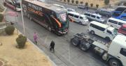 ¡De no creer! Bus para recibir a Sao Paulo hace extensa fila por diésel en La Paz