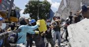 Puño en alto y silencio, la esperanza de que haya sobrevivientes bajo escombros en Pereira
