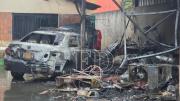 Incendio consume un taller mecánico: el propietario sufrió quemaduras leves y logró salvar un vehículo