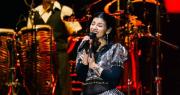 Cazzu sorprendió al lucir un anillo con bolivianita durante su concierto en La Paz