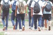 Sorprenden en una unidad educativa a un menor de 12 años con un arma de fuego