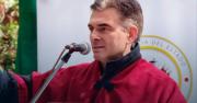 Paz pide disculpas mientras las filas por combustible se multiplican
