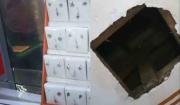 Delincuentes ingresan por el techo y roban en tres joyerías en Los Pozos