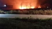 30 bomberos y voluntarios logran sofocar incendio en Puerto Quijarro