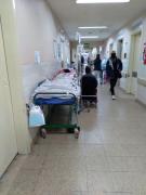 Pacientes esperan en el suelo por hacinamiento