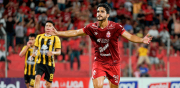 Guabirá golea a The Strongest y se acerca a los punteros