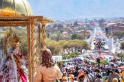 Lágrimas, promesas y fe: miles de devotos peregrinan al Calvario de Urkupiña