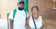 Ya le extrajeron las balas de la cabeza a la joven atacada por su expareja, pero sigue en terapia intensiva, revela su madre