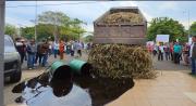Cañeros echan melaza y caña en YPFB y denuncian que producir cuesta 80% más