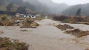 En Colomi, desborde de río afecta a la comunidad de Aguirre y vías de acceso