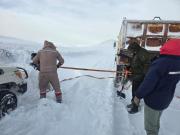 Policía activa operativos de rescate por flotas varadas en rutas de Uyuni