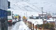 Nevadas paralizan vuelos, viajes por tierra y pasos a Chile; reportan una muerte