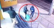 Video: Con bata y arrastrado, así fue sacado un hombre de una clínica donde estaba internado