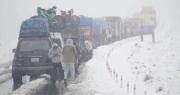 Maquinaria trabaja en tramos afectados por nieve y derrumbes en diversas zonas de Cochabamba