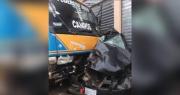 Un vehículo quedó aplastado entre un camión y una tienda; el conductor herido fue rescatado