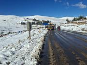 Suspenden nuevamente la salida de buses desde La Paz a Cochabamba y Santa Cruz por hielo en las carreteras