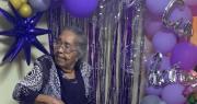 Video: Abuelita sorprende en su cumpleaños al partir la torta con un machete