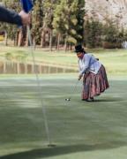 Entre polleras y palos de golf: las cholitas golfistas de La Paz conquistan el lente de Michael Dunn
