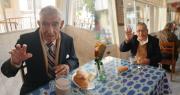 Sonrisas y desayuno especial: así disfrutan los adultos mayores sus actividades previas a su día