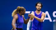 Alcaraz reaparece 4 meses después y avanza en el dobles mixto junto a Serena Williams