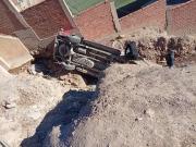 Vehículo queda encunetado en la avenida Canadá de Potosí