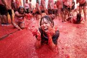 Tomatina, batalla a tomatazos y una marea roja en pueblo español, viral en todo el mundo