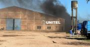 Incendio afecta a una empresa de transporte de carga en Santa Cruz