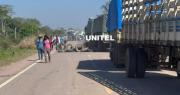 Bloqueo Santa Cruz- Beni: A horas de la protesta se forma una larga fila y permiten el paso por 30 minutos