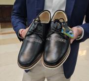 Lara usa unos zapatos con la leyenda Vicepresidente que le regaló un atleta