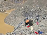 AJAM identifica maquinaria y campamentos en zona de presunta minería ilegal en Chuquihuta, Potosí