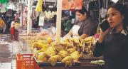 El precio del pollo da un respiro a los bolsillos y baja hasta Bs 18 el kilo