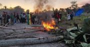 Desafiando el Estado de excepción, estudiantes de Unibol quechua bloquean la ruta Cochabamba