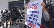 “No les importa que su gente esté muriendo”: Pacientes con cáncer reclaman entrega de medicamentos