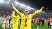El arquero croata Livakovic ya se entrenó con el Barcelona tras hacerse oficial su fichaje