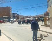 Choferes bloquean calles de la ciudad de Potosí por el desabastecimiento de combustible