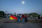 PRODUCTORES RETOMAN BLOQUEO EN LA VÍA SANTA CRUZ-BENI Y EXIGEN ABROGAR EL DS 5676