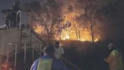 Los vientos reavivan las llamas en Santa Cruz y bomberos se movilizan para atender los incendios forestales