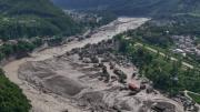 Aumentan a más de 900 los muertos en Nepal por la devastadora riada en la frontera con China